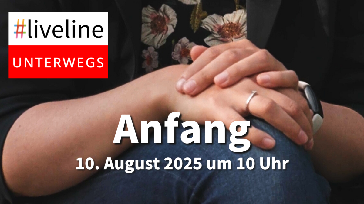 Zwei Hände übereinander, im Hintergrund erkennt man eine Blümchenbluse.