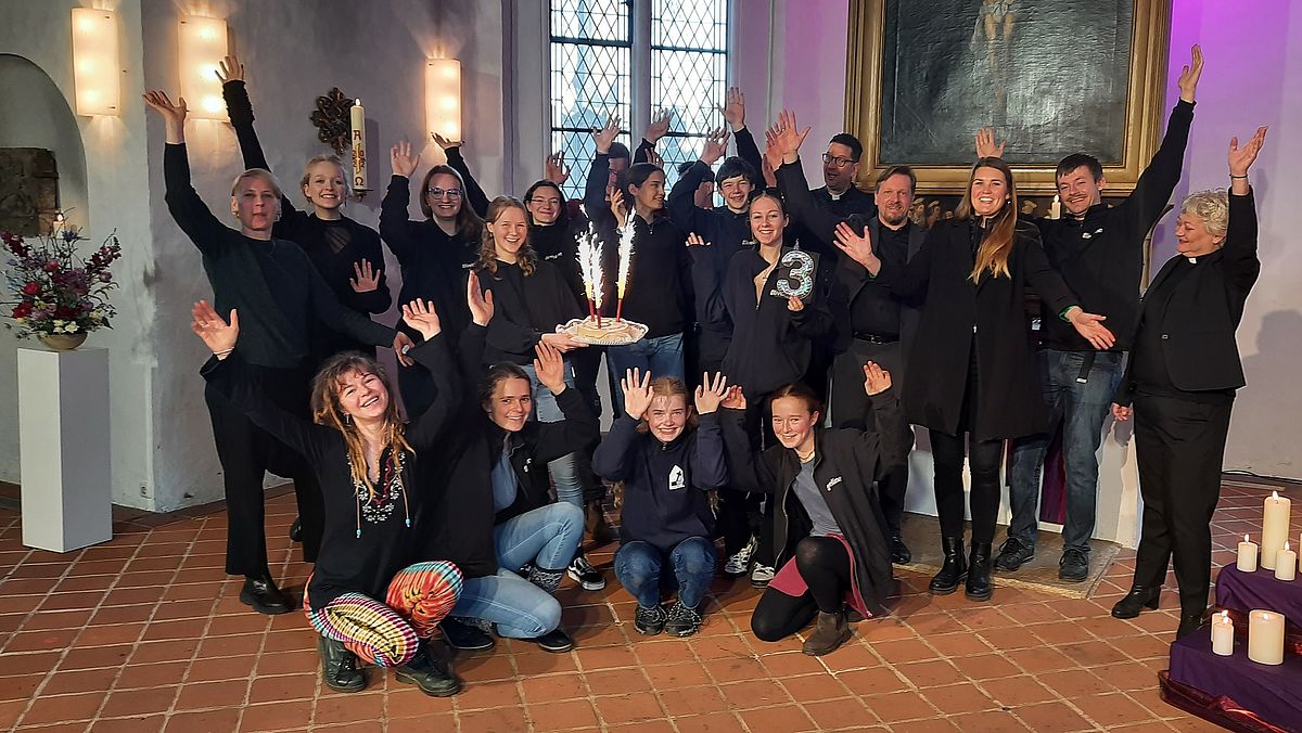 das #liveline-Team feiert gemeinsam in der Kapelle vor dem Altar.