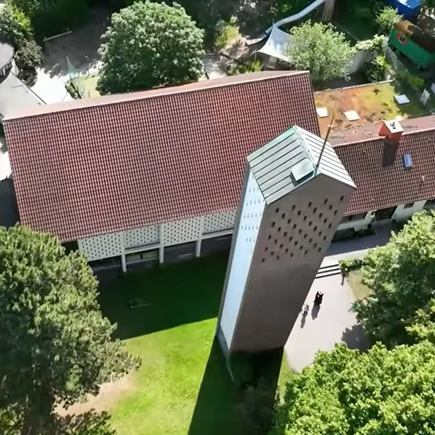 Drohnenaufnahme Auferstehungskirche in Lübeck